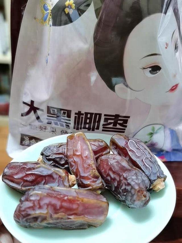 老大爷上海卖“蜜枣”,80元一斤朋友嫌太贵,我看清楚后买5斤