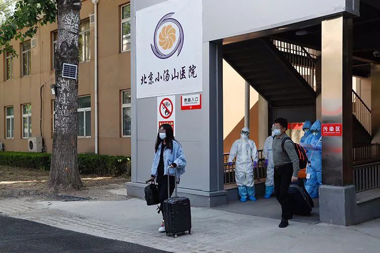 最后两名患者治愈走出小汤山定点医院。新京报记者 侯少卿 摄