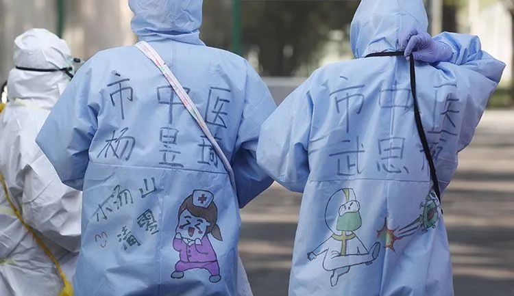 医护人员的防护服上写着“小汤山清零”字样。新京报记者 侯少卿 摄
