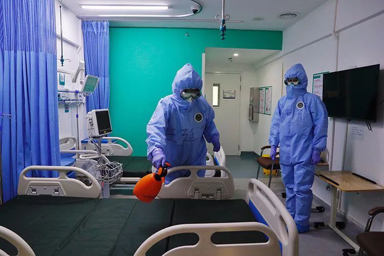 医院工作人员进入腾空的病区,对病区内1600床进行消毒。新京报记者 侯少卿 摄