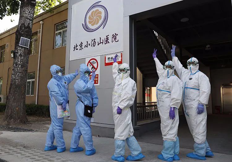 医护人员在小汤山定点医院门口合影。新京报记者 侯少卿 摄