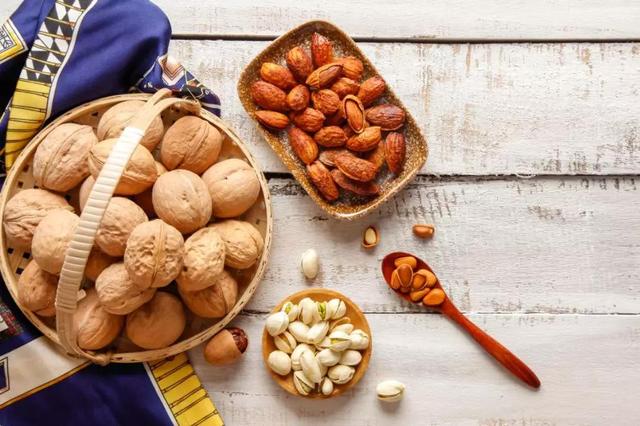 糖尿病可以吃零食吗?营养师:吃对3种零食,对血糖稳定有好处