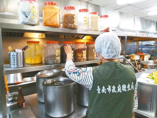 台南市卫生局人员前往新化高中供餐厂商厨房,调查学生集体腹泻原因。 (图片取自台媒)