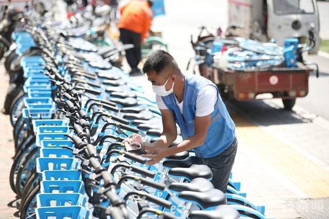 共享单车运维师：拉数十吨消毒水给车洗澡 剪3万把私锁获赞近千万