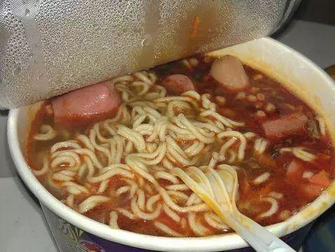 吃了30多年泡面,才知道面饼和调料放反了,难怪怎么煮都不好吃