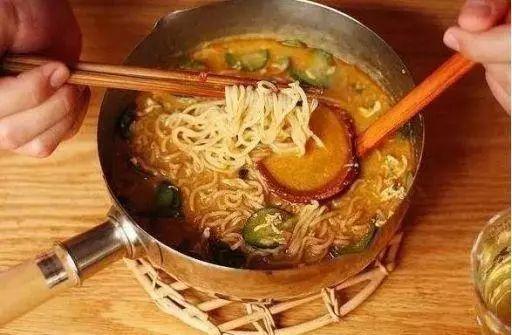 吃了30多年泡面,才知道面饼和调料放反了,难怪怎么煮都不好吃