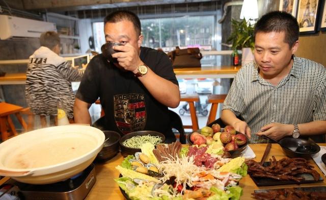 168元一碗“面王”,看了里面的配料,顾客:再贵也要吃,值了!