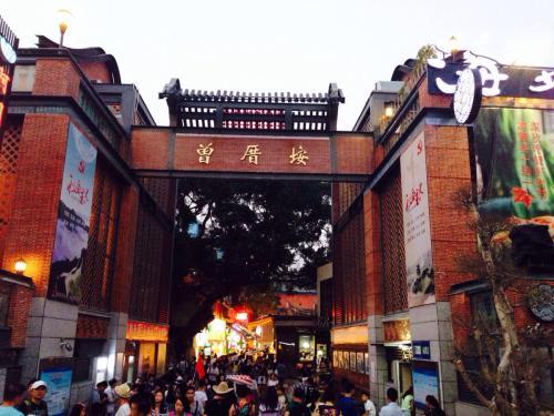 中国专坑外地人的4条美食街,臭名远扬,价格高味道还差