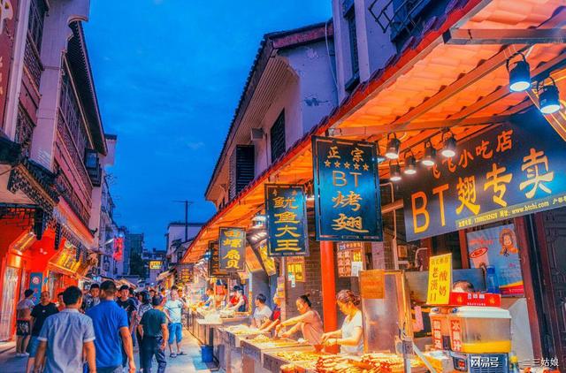 中国专坑外地人的4条美食街,臭名远扬,价格高味道还差