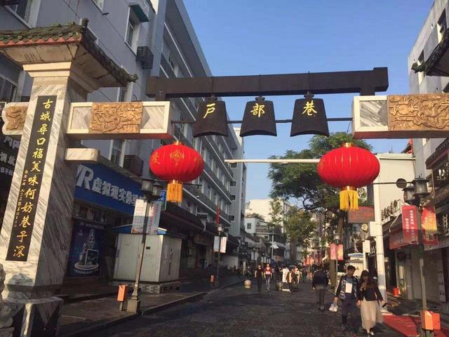 中国专坑外地人的4条美食街,臭名远扬,价格高味道还差