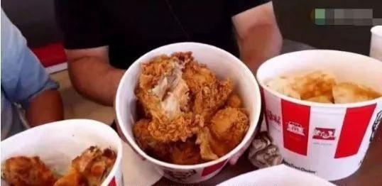 肯德基中国全家桶VS美国全家桶,这就是孤儿桶和豪华桶的区别