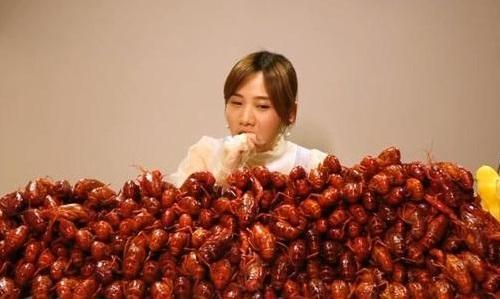 10斤小龙虾中能剥多少肉?网红吃播亲自尝试,这是个悲伤的结局!