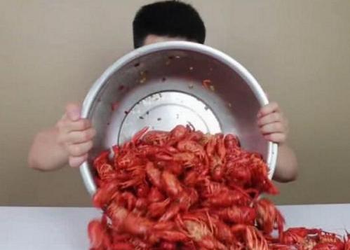 10斤小龙虾中能剥多少肉?网红吃播亲自尝试,这是个悲伤的结局!