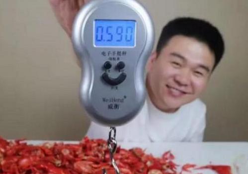 10斤小龙虾中能剥多少肉?网红吃播亲自尝试,这是个悲伤的结局!