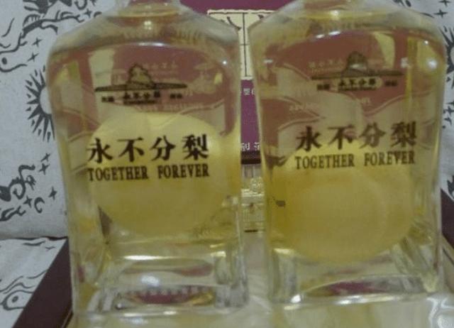 五粮液“永不分梨”酒,瓶内梨子是怎么放进去的?商家:太简单了