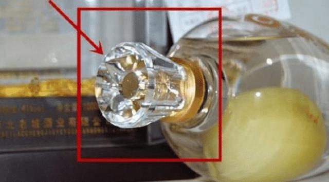 五粮液“永不分梨”酒,瓶内梨子是怎么放进去的?商家:太简单了