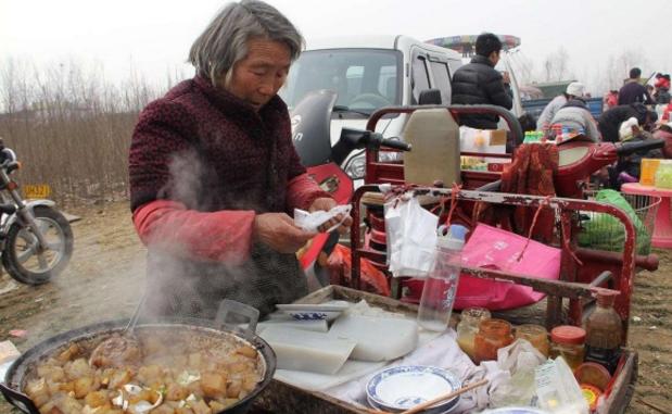 卖相很丑但是味道很好的河南小吃,5元管饱?几乎每个集市都有