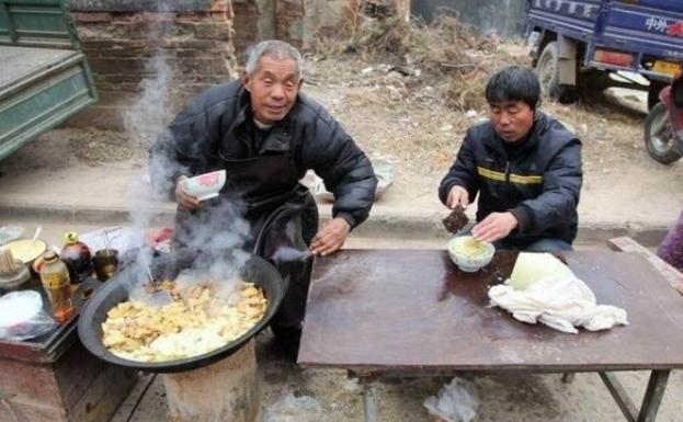 卖相很丑但是味道很好的河南小吃,5元管饱?几乎每个集市都有