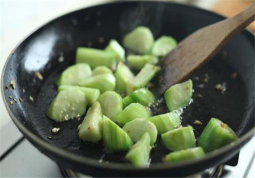 炒丝瓜时,马上下锅就错了,难怪丝瓜变黑没食欲,早懂早受益