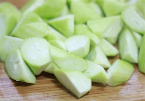 炒丝瓜时,马上下锅就错了,难怪丝瓜变黑没食欲,早懂早受益