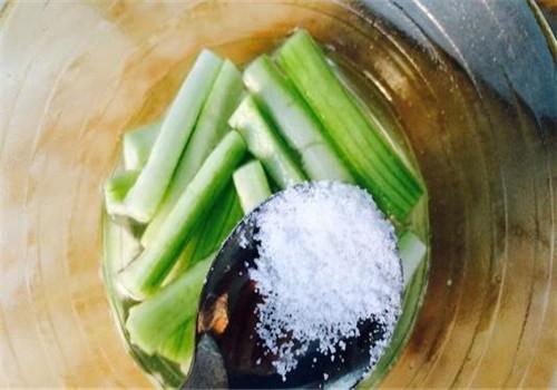 炒丝瓜时,马上下锅就错了,难怪丝瓜变黑没食欲,早懂早受益