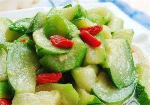 炒丝瓜时,马上下锅就错了,难怪丝瓜变黑没食欲,早懂早受益