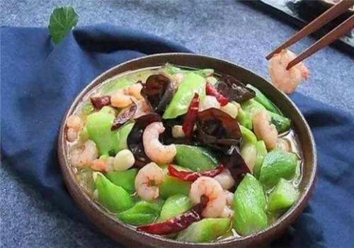 炒丝瓜时,马上下锅就错了,难怪丝瓜变黑没食欲,早懂早受益