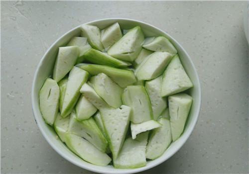 炒丝瓜时,马上下锅就错了,难怪丝瓜变黑没食欲,早懂早受益