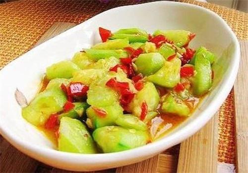 炒丝瓜时,马上下锅就错了,难怪丝瓜变黑没食欲,早懂早受益