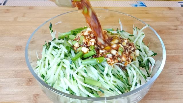 春天这菜最便宜,一块钱一斤,简单一做比吃肉还爽口,我家天天吃