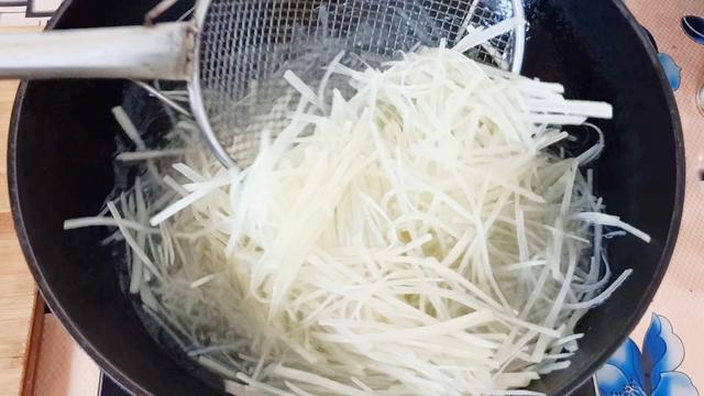 春天这菜最便宜,一块钱一斤,简单一做比吃肉还爽口,我家天天吃