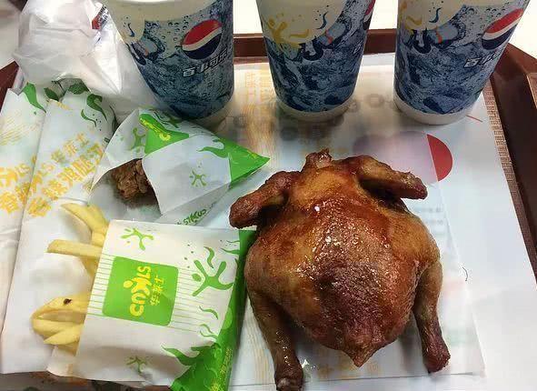 华莱士,肯德基,叫了个炸鸡,三家店的全鸡,差距一目了然