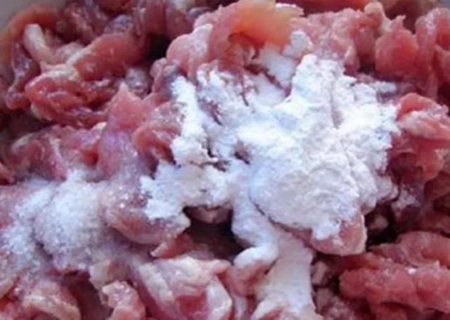 大厨告诉你:不管炒啥肉,都别用淀粉腌制,牢记这3点,鲜嫩入味