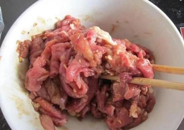 大厨告诉你:不管炒啥肉,都别用淀粉腌制,牢记这3点,鲜嫩入味