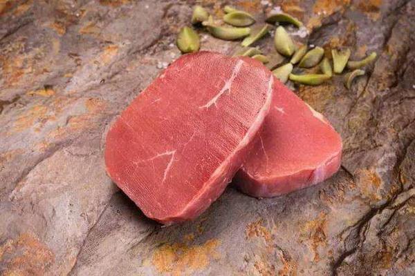 “假牛肉”是怎么做成的?看到原材料后,再也不买便宜牛肉了