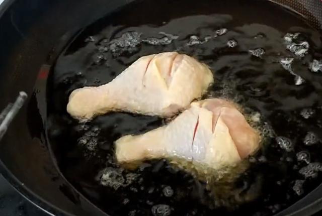 我家鸡腿从不炖着吃,淋2个鸡蛋,简单一做,开锅孩子流口水,香