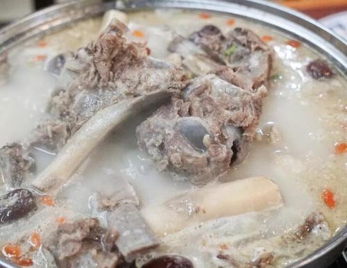 无论炖什么骨头汤,都不要直接加水炖,多加这1步,汤又白又香!