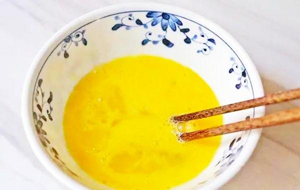 大厨炒鸡蛋从来不放油,只加水,3分钟出锅鲜香滑嫩,多吃不胖