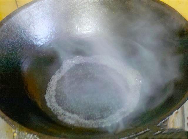 大厨炒鸡蛋从来不放油,只加水,3分钟出锅鲜香滑嫩,多吃不胖