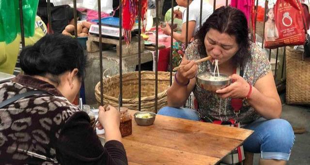 云南最爱吃米线的都市,卖米线“堆成小山”吃米线的摊位难求