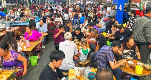 云南最爱吃米线的都市,卖米线“堆成小山”吃米线的摊位难求