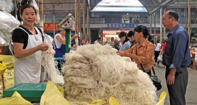 云南最爱吃米线的都市,卖米线“堆成小山”吃米线的摊位难求