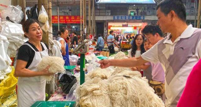云南最爱吃米线的都市,卖米线“堆成小山”吃米线的摊位难求