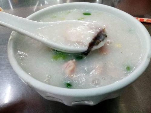 吃饭时边吃饭边喝水,会冲淡消化液,伤胃又影响消化?别被误解