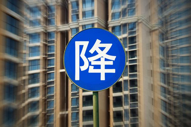 房子供大于求,房价为何“死撑”不降?曹德旺直言不讳说出了真相