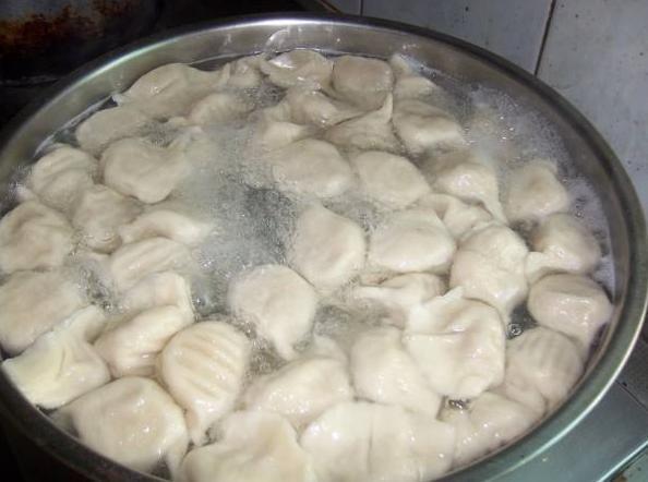 煮饺子时,别再用清水了,记住加3样东西!口感香嫩,还不易破皮