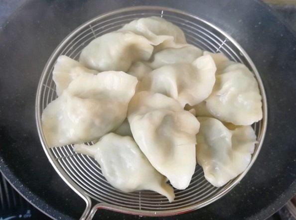 煮饺子时,别再用清水了,记住加3样东西!口感香嫩,还不易破皮