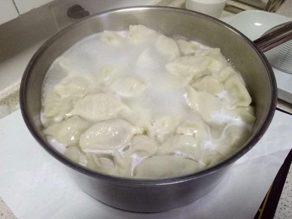 煮饺子时,别再用清水了,记住加3样东西!口感香嫩,还不易破皮