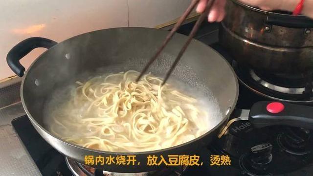 豆腐皮万万别再炒韭菜,教你个简单新做法,吃一口上瘾,太香了