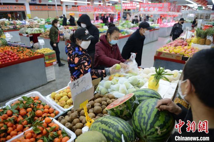资料图:呼和浩特菜市场上人流涌动。 刘文华 摄